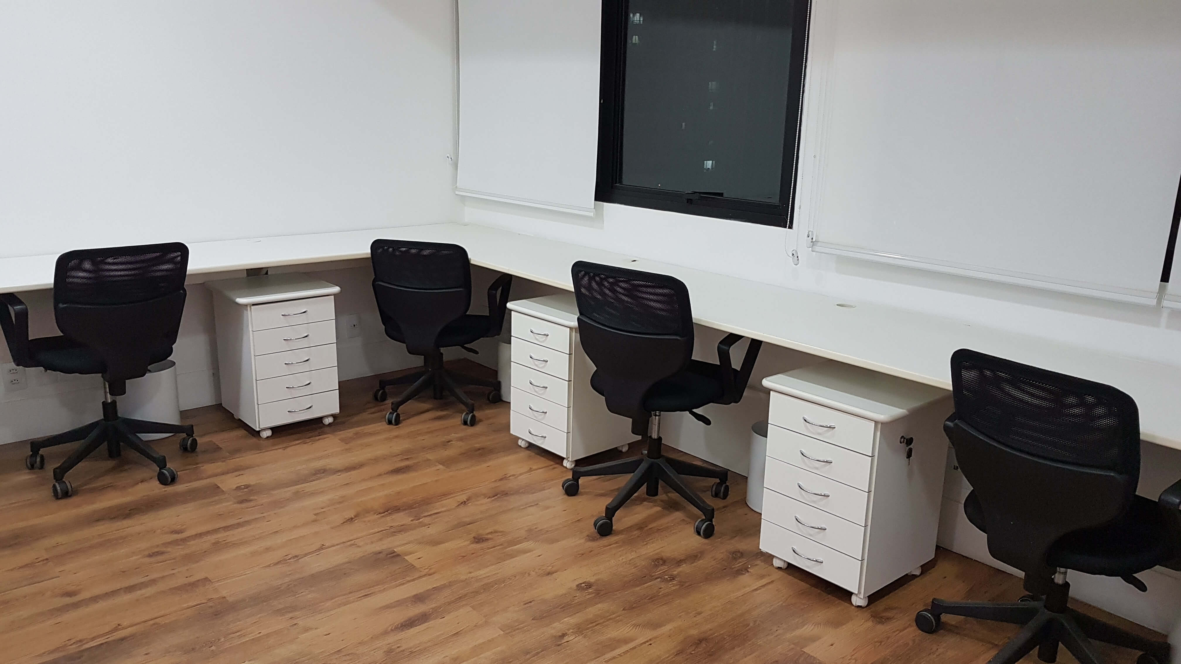 mesa em U branca com cadeiras prestas